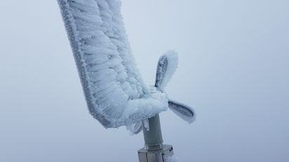 玉山清晨降雪積雪1公分 明回暖北部高溫20度 | 