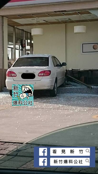 玻璃太乾淨? 轎車撞破玻璃"開進超商" | 