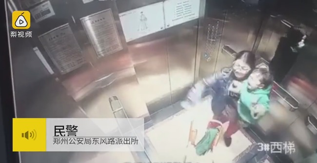 【影】保母接過小孩說再見 轉身進電梯狂毆幼童 | 華視新聞