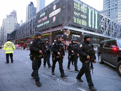 【影】紐約曼哈頓驚傳爆炸 兇嫌重傷.3民眾輕傷 | 紐新航港局客運總站大批警消進駐(翻攝NYDailyNews)
