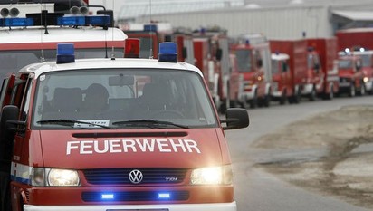 奧地利天然氣中心驚傳爆炸 至少60人輕重傷 | 大批消防隊員灌救(翻攝皇冠報)