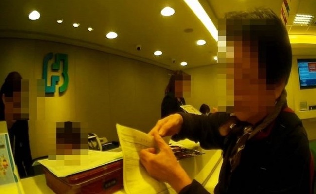 老婦堅持自己沒被騙 警用苦肉計阻:"別匯，我跟妳跪" | 華視新聞