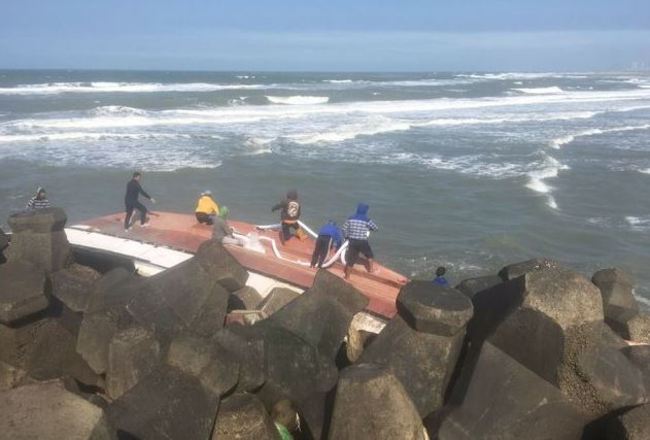 驚險! 漁船擱淺脫困又撞消波塊 幸8船員全獲救 | 華視新聞