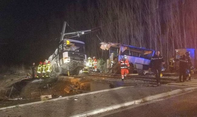 法國火車撞斷校車 至少4死逾20傷 | 華視新聞