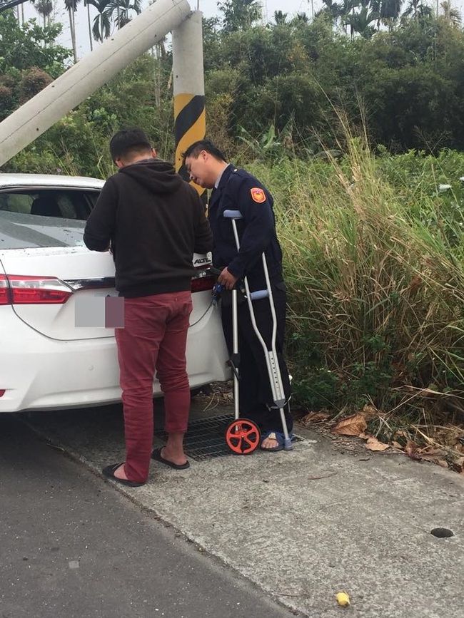 警察拄拐杖處理事故 網友不捨喊"辛苦了" | 華視新聞