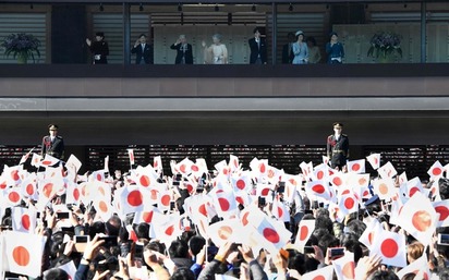 明仁天皇84歲生日 日本近5萬人共同祝壽 | 近5萬民眾向明仁天皇祝壽(翻攝歐新社)