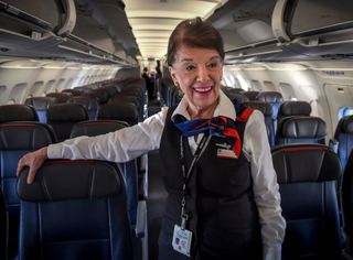 全球最年長空姐 81歲服務60年繼續飛