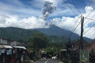 【影】印尼阿貢火山再度噴發 當局維持最高警戒