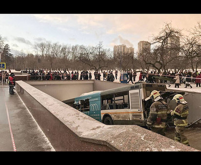 【影】俄國巴士失控 衝進地下道釀5死 | 巴士失控(翻攝每日星報)