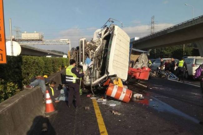 國道聯結車衝撞安全島 釀9車連環撞.6人輕重傷 | 華視新聞
