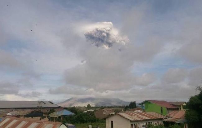 印尼西納彭火山噴發500秒 估撤離3331戶住家 | 華視新聞