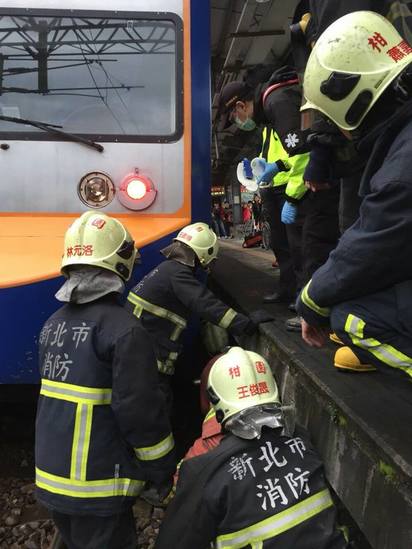台鐵山佳站旅客落軌遭撞 影響3列次6分上千旅客 | 