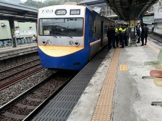 台鐵山佳站旅客落軌遭撞 影響3列次6分上千旅客