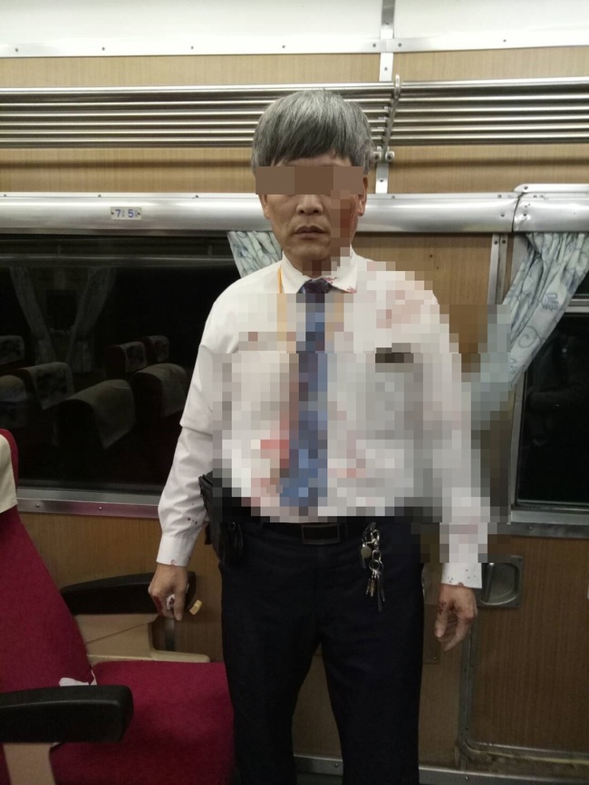 台鐵列車長遭旅客用酒瓶砸傷 滿身血送醫 | 華視新聞