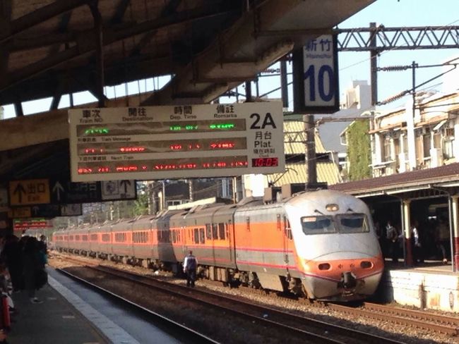 台鐵新竹站旅客掉落月台遭撞亡 390名乘客安排轉乘 | 華視新聞