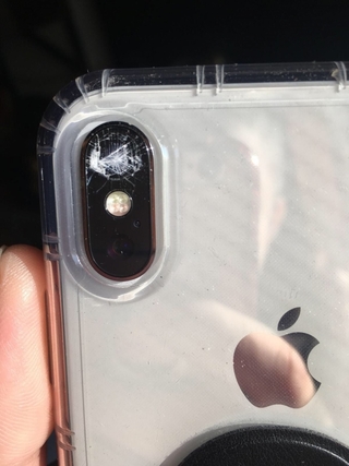 iPhone X主鏡頭摔裂 網友哭:維修費可買安卓旗艦機