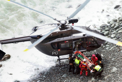 秘魯巴士墜80公尺山谷 傳至少36名乘客喪命 | 巴士墜谷出動直升機救援(翻攝法新社)