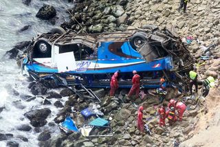 秘魯巴士墜80公尺山谷 傳至少36名乘客喪命