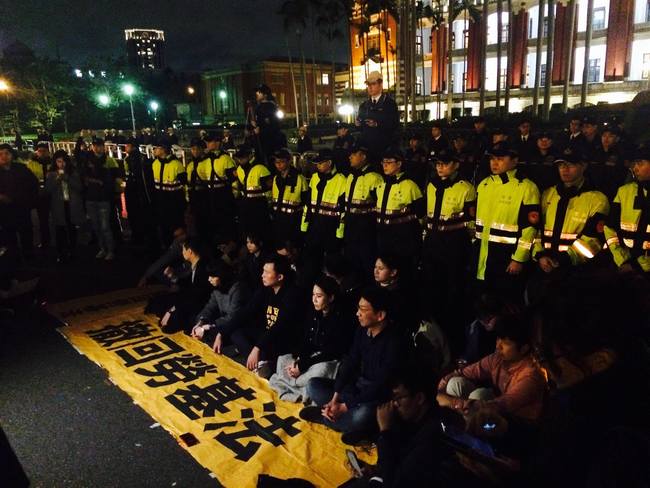 時代力量違法集會遊行 警方呼籲:天冷快回家 | 華視新聞