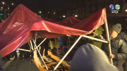 時力抗議勞基法再修 靜坐逾36小時遮雨棚遭拆 | (資料照片)