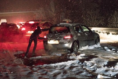 暴風雪侵襲西班牙 上百輛車受困公路”一整夜” | 因暴風雪受困的車輛(翻攝歐新社)