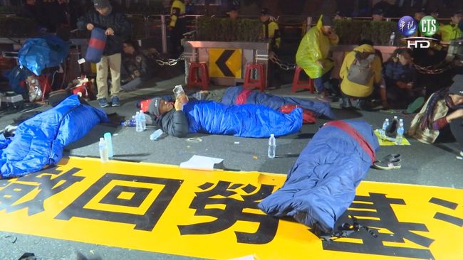 時力抗議勞基法再修 靜坐逾36小時遮雨棚遭拆 | 華視新聞