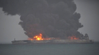 海上意外! 油輪撞貨船起火 32人失聯.17億油外洩