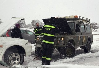 暴風雪侵襲西班牙 上百輛車受困公路”一整夜”