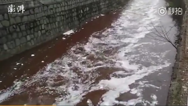 可惡! 環保業者亂倒廢料 整條河變”血紅色” | 華視新聞