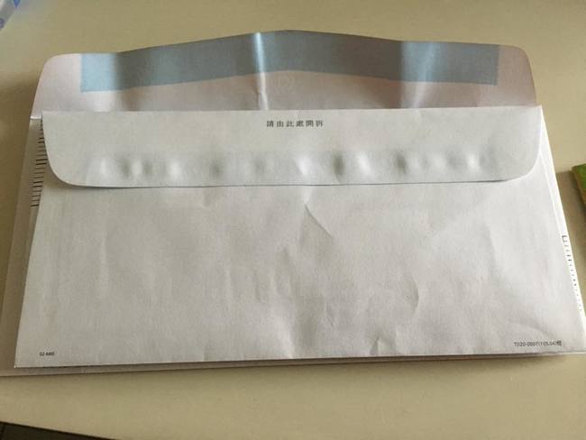 信封"神秘藍線"設計超便利 網友:難怪電影用舔的 | 華視新聞