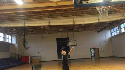 【影】勵志! 籃球隊主力後衛 天生只有一隻手 | 班皮姆洛特練習投籃(翻攝波士頓環球報)