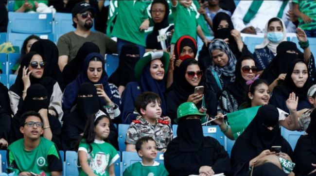 再解禁! 沙國邁向兩性平權 開放女性看足球賽 | 華視新聞