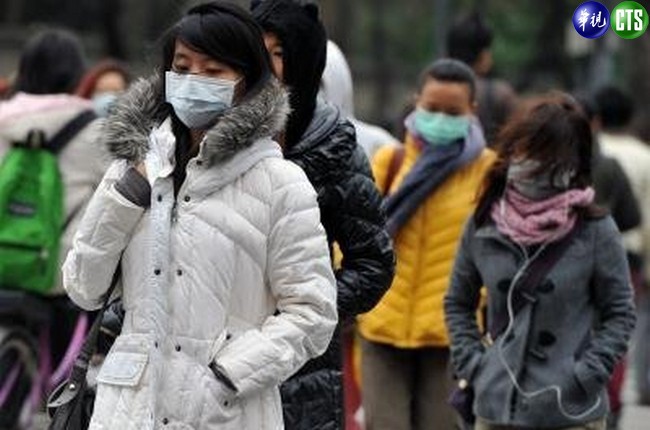保暖外套 羽絨大衣17度就穿 "台灣人很怕冷?"網友熱議 | 華視新聞