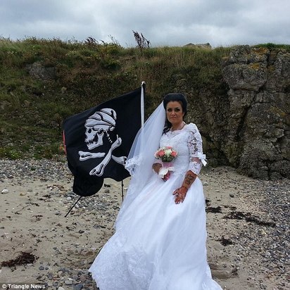 超另類! 她嫁死300年海盜 稱“我們心有靈犀” | 一臉幸福的阿曼達提格。(翻攝每日郵報)