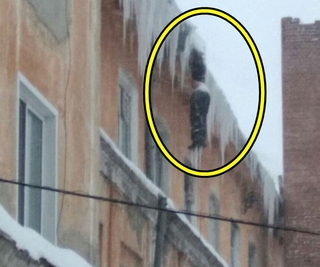 離奇! 男子遺體懸掛屋簷 半身被冰柱掩蓋