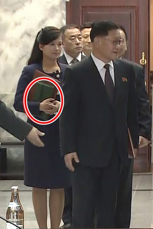 諷刺! 北韓人民吃樹皮 玄松月卻拿”70萬”名牌包 | 華視新聞
