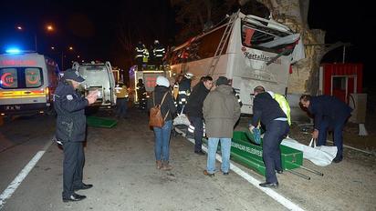 土耳其遊覽車撞樹意外 釀13死46傷 | 土耳其遊覽車撞樹(翻攝網路)
