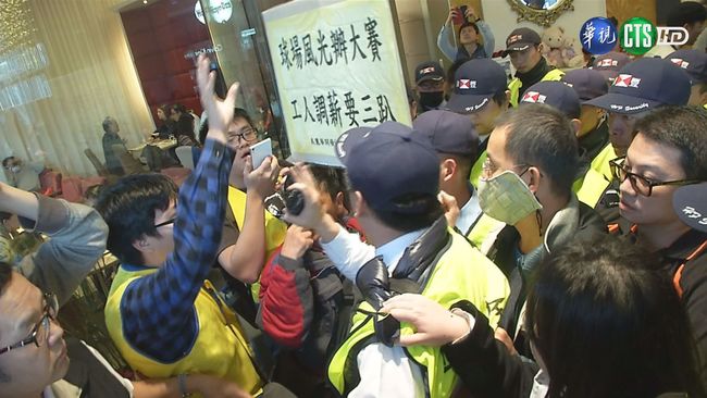【晚間搶先報】美麗華工會 赴百貨抗議爆衝突 | 華視新聞
