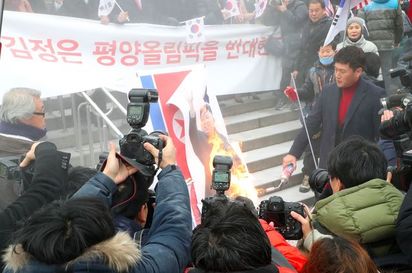 不給面子! 玄松月抵首爾 人民焚燒”金正恩” | 反北韓人士焚燒布條(翻攝法新社)