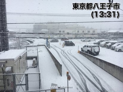 【更新】 東京積雪達18公分 成田機場"暫停起降" | 東京八王子積雪達10公分(翻攝推特)