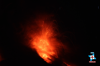 快逃! 菲國火山噴岩漿 當局估”隨時會爆發” | 噴出岩漿的馬永火山(翻攝臉書Phivolcs)