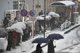 東京暴雪 釀2死720傷.1台人身亡
