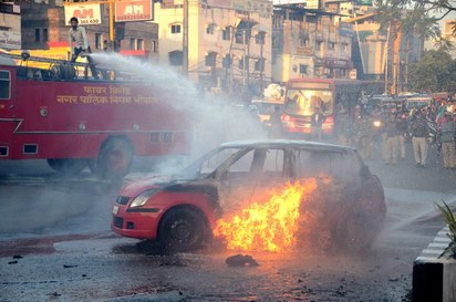 不滿爭議電影獲准上映 印度引發示威.焚燒車輛 | 爭議電影引發印度抗議示威(翻攝歐新-埃菲社)