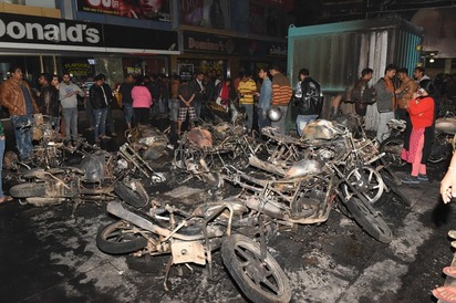 不滿爭議電影獲准上映 印度引發示威.焚燒車輛 | 爭議電影引發印度抗議示威(翻攝歐新-埃菲社)