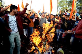 不滿爭議電影獲准上映 印度引發示威.焚燒車輛
