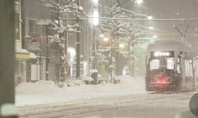 暴雪不斷! 日本嚴重警戒 近2千人被迫睡車廂 | 華視新聞