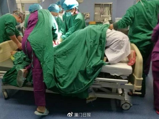 最美跪姿 女醫師搶救臍帶脫垂命危胎兒 | 華視新聞