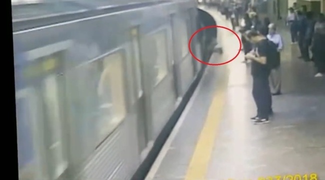 【影】奇蹟! 列車進站被推落月台 女僅受輕傷 | 華視新聞