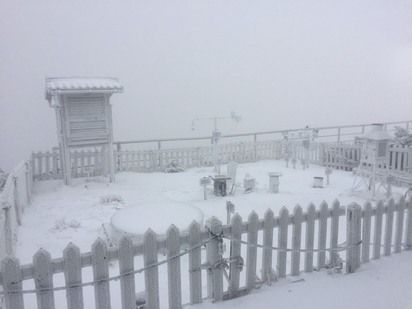 【圖】強烈冷氣團來襲 玉山排雲山莊積雪5公分 | 冷氣團來襲，高山地區降雪