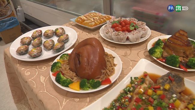 年菜食譜 傳統市場推"百元年菜"民眾搶買 | 華視新聞